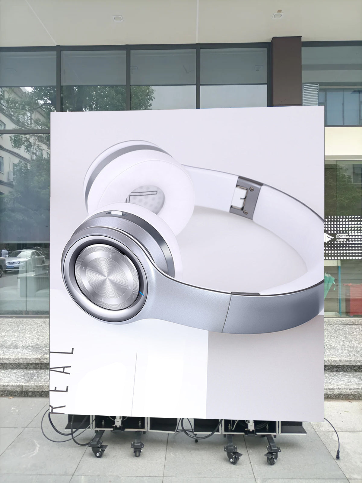 LEP-M Series Foldable LED Digital Signage Poster | 1×2.25m All-in-One Mobile Case | P3.9mm Indoor | Remote-Lift LED Display System