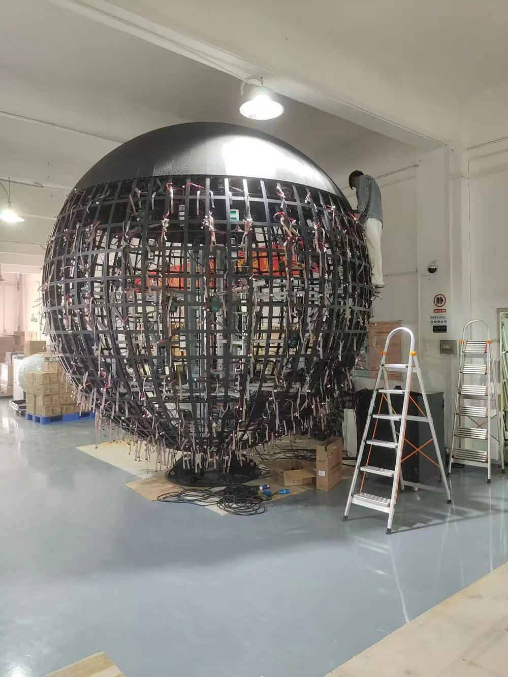 LO- Outdoor LED Ball Display – Dia. 200 / 250 / 300cm (6.6–9.8ft) | P6 / P5 | Weatherproof 360° Ball Screen for Landmarks & Public Installations