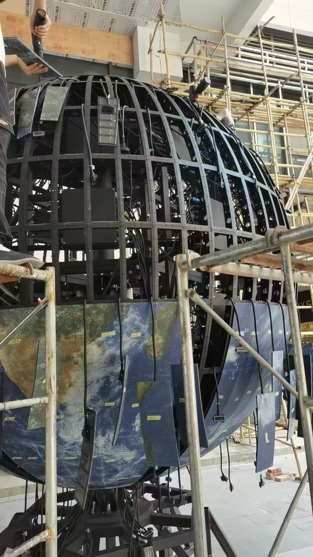 LO- Giant Outdoor LED Ball Display – Dia. 400 / 500 / 800 / 1200cm (13.1–39.4ft) | P5 | Custom 360° LED Ball Screen for Stadiums, Landmarks & Mega Projects