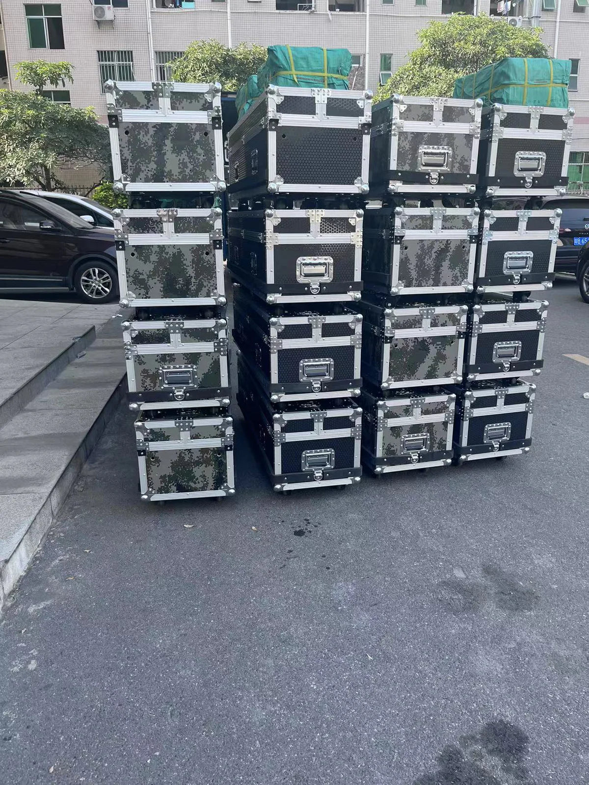 LEP-M Series Foldable LED Digital Signage Poster | 1×2.25m All-in-One Mobile Case | P3.9mm Indoor | Remote-Lift LED Display System