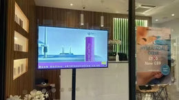 43" Double-Sided High Bright LCD Window Display, 2500nits Front + 700nits Back, Android 2+32G, Non-Touch, Cloud/APP/USB, Hanging/Floor Stand